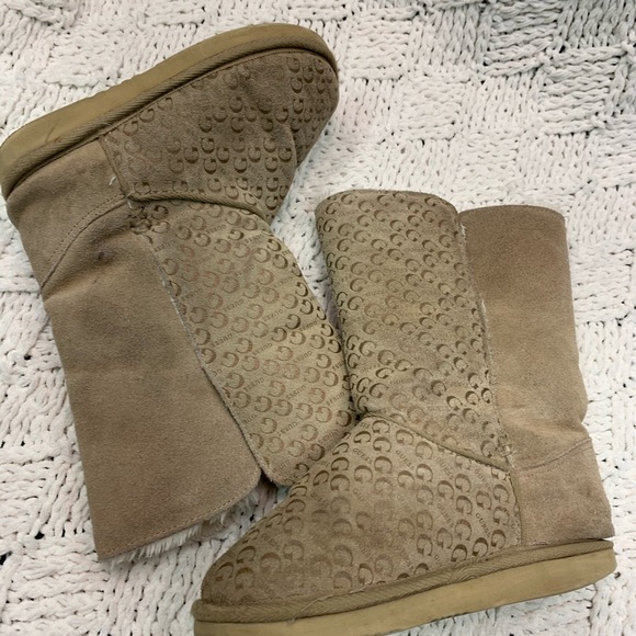 GUESS Kids Fur-Lined Monogram Winter Fall Boots - Picture 9 of 9